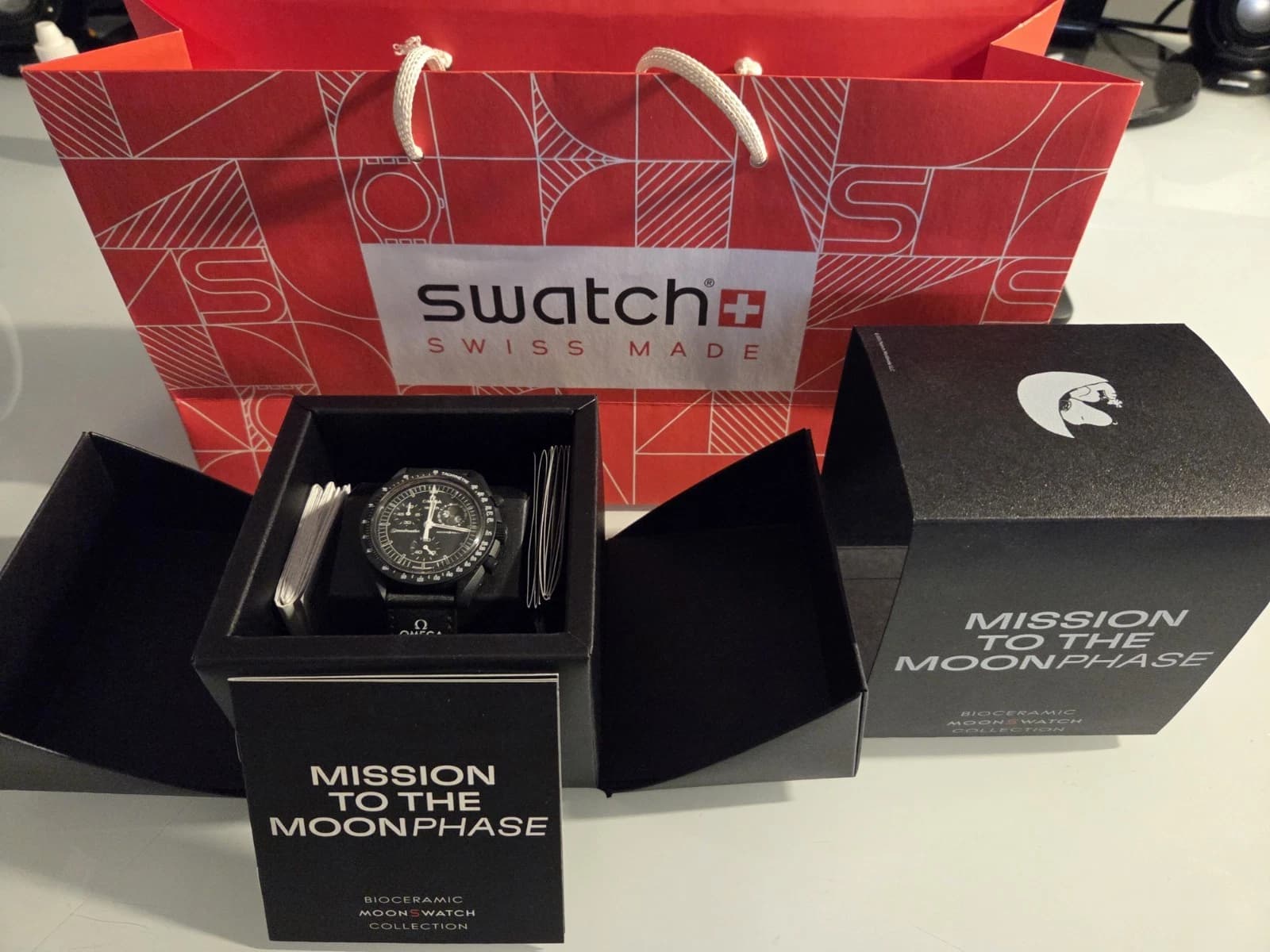 Swatch Snoopy Mission To The Moonphase SO33B700